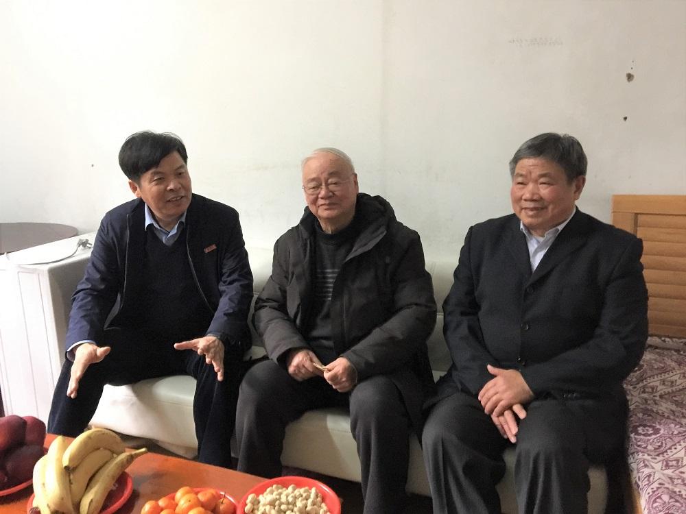 图7黄培明书记代表学院慰问生病退休教师 图7黄培明书记代表学院慰问生病退休教师