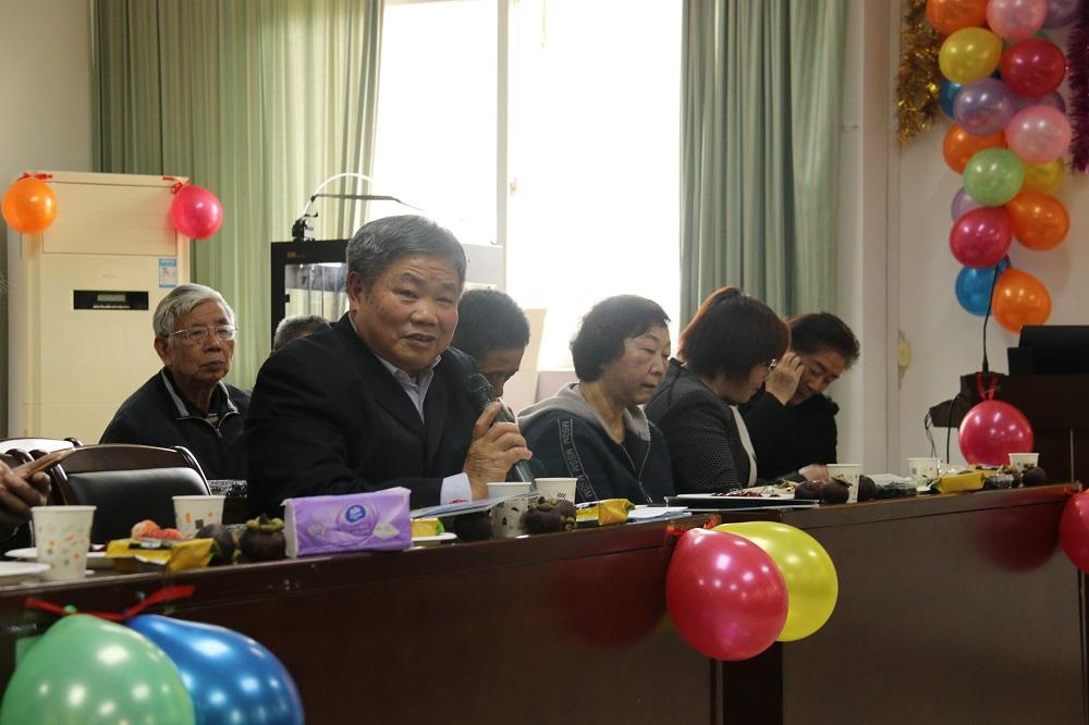 图4退休教师张枝伥发言 图4退休教师张枝伥发言