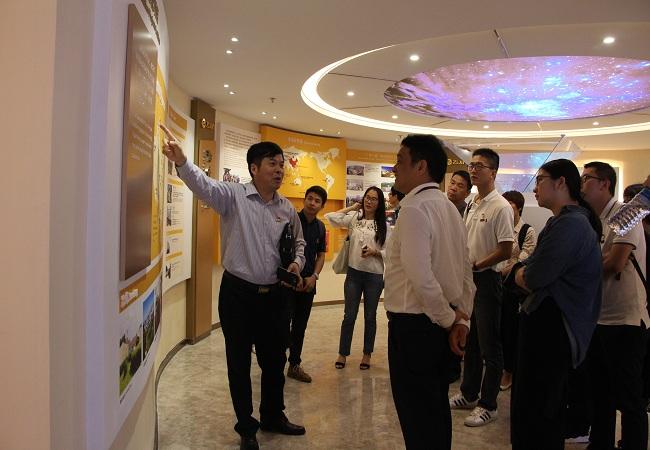 黄培明书记向大家介绍紫金集团在世界的发展 黄培明书记向大家介绍紫金集团在世界的发展