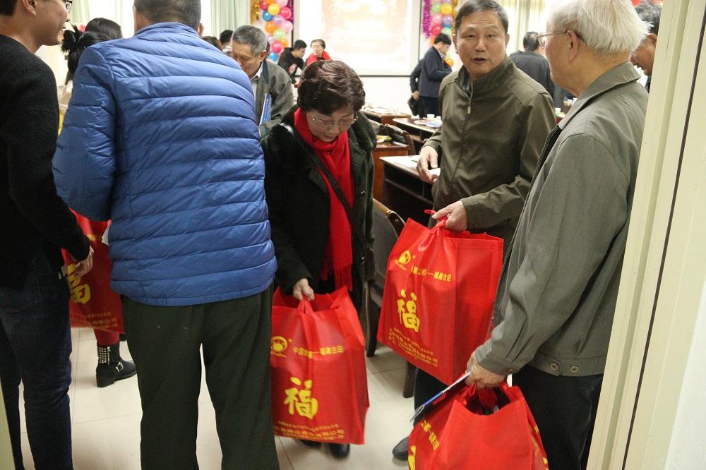 图6学院为新老教师送上新春贺礼 图6学院为新老教师送上新春贺礼