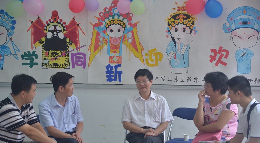 2我院党委书记张和秋同院党委副书记陈德铭、院团委书记许长宾及各级辅导员进行商议