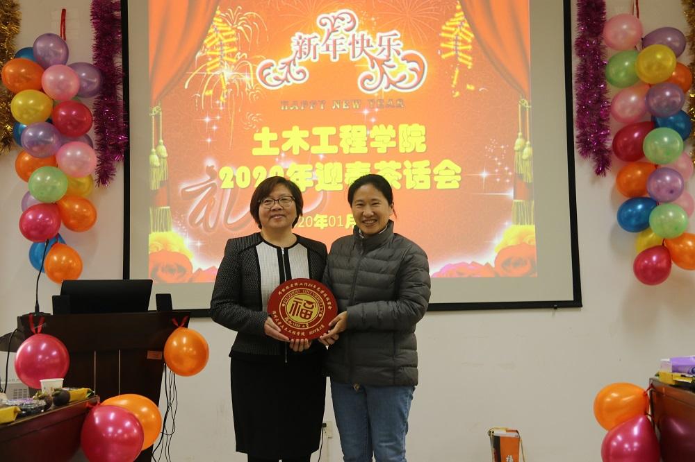 图5工会主席黄利频为新退休的邓丽琼老师颁发纪念品 图5工会主席黄利频为新退休的邓丽琼老师颁发纪念品